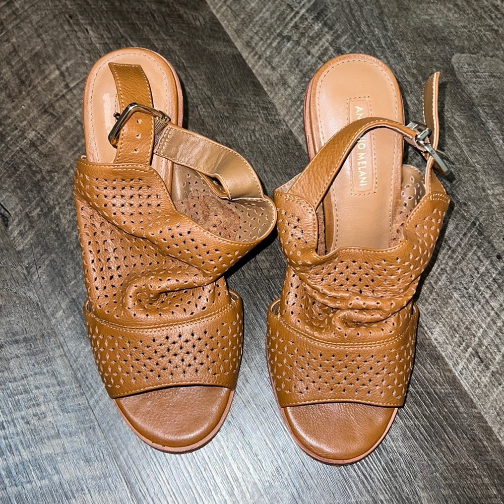 Antonio Melani size 6.5 medium brown heels all leather sole
